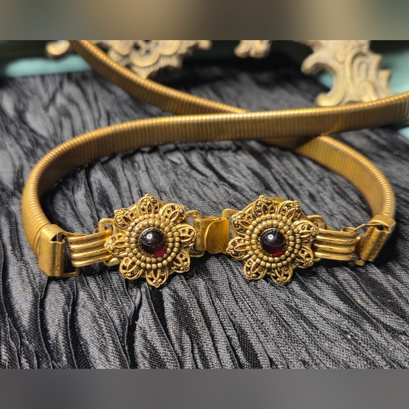 Vntg Gold Plated Omega Belt w/ Floral Casted Buckles Adorned w/ Crimson Gems - Picture 3 of 6